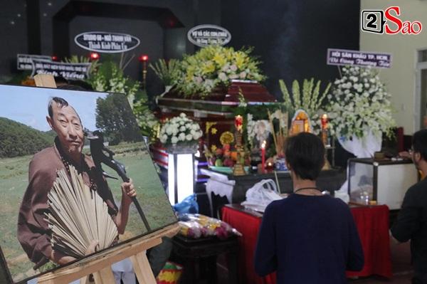 Ốc Thanh Vân đến sớm phụ giúp gia đình nghệ sĩ Lê Bình trước giờ diễn ra lễ viếng-6