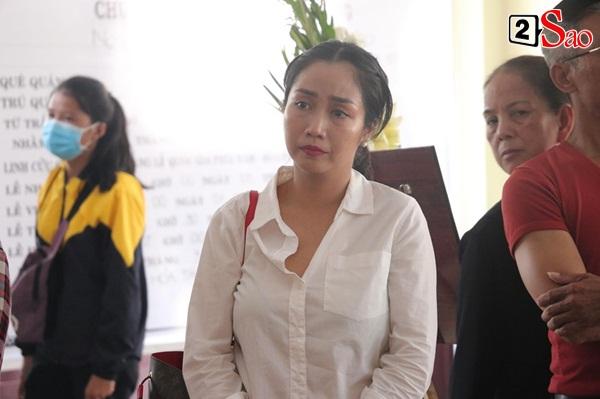 Ốc Thanh Vân đến sớm phụ giúp gia đình nghệ sĩ Lê Bình trước giờ diễn ra lễ viếng-12