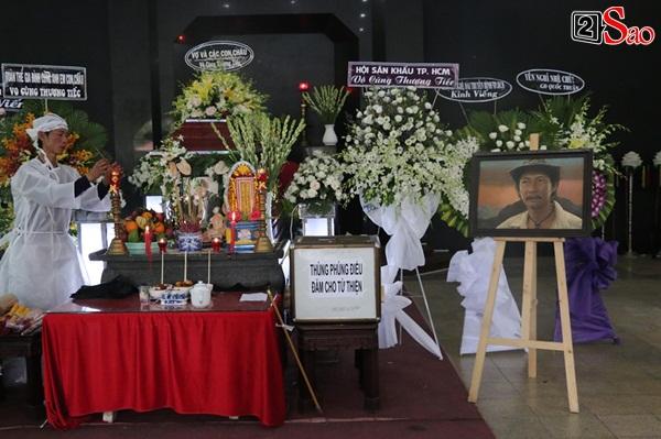 Hoa hậu Diễm Hương và dàn nghệ sĩ kỳ cựu nhạt nhòa nước mắt trước linh cữu cố diễn viên Lê Bình-3