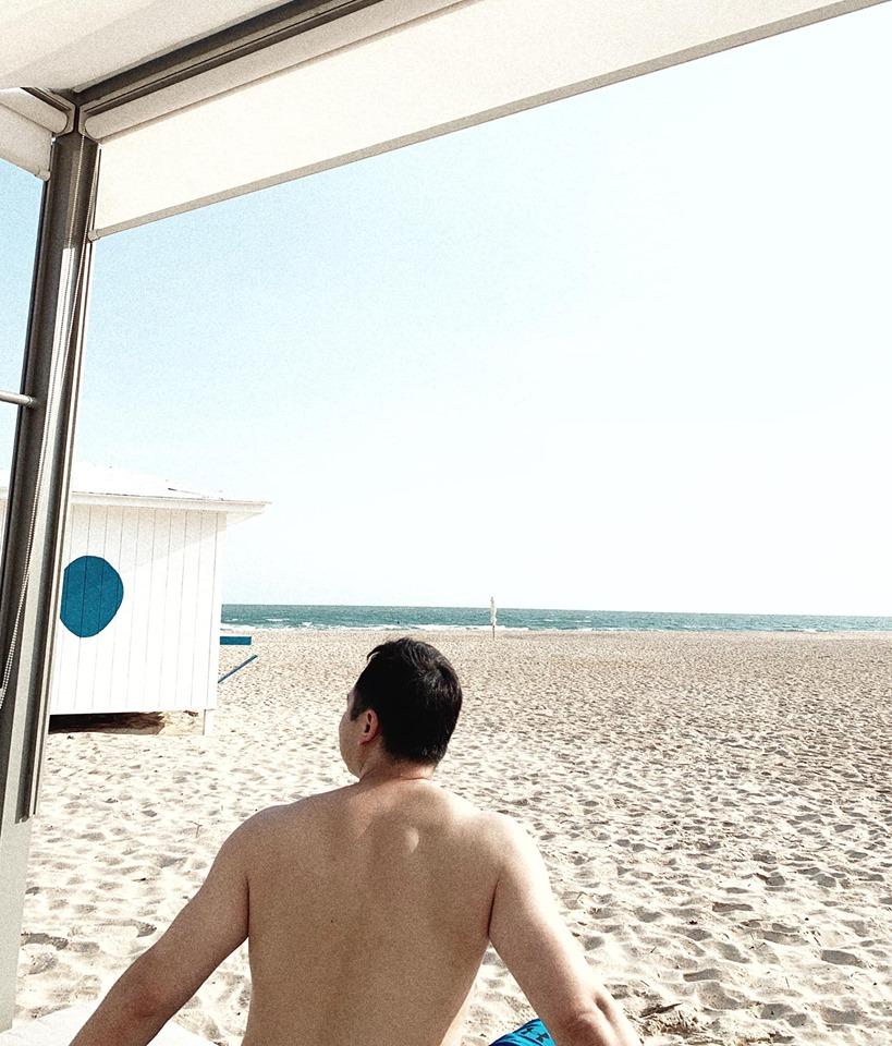 Chân dài Lê Thúy tất bật phơi thóc, rửa bát cho gia đình dịp lễ-4