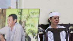 Vợ cũ ngồi thất thần một góc trong tang lễ cố nghệ sĩ Lê Bình: 'Tôi vô cùng đau đớn'