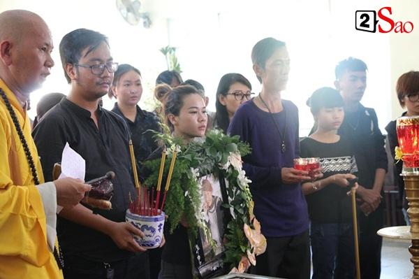 Vợ cũ ngồi thất thần một góc trong tang lễ cố nghệ sĩ Lê Bình: Tôi vô cùng đau đớn-2