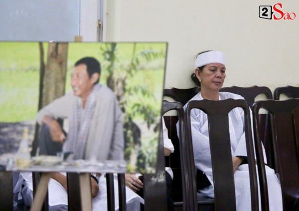 Vợ cũ ngồi thất thần một góc trong tang lễ cố nghệ sĩ Lê Bình: Tôi vô cùng đau đớn-5