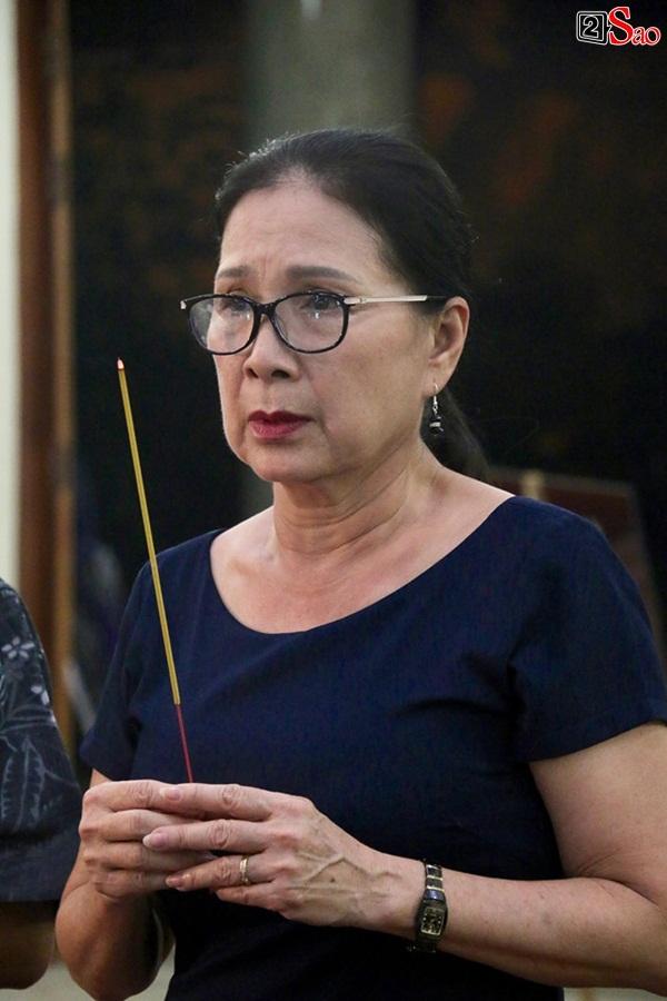 MC Đại Nghĩa thắp nén nhang tạm biệt nghệ sĩ đàn cha đàn chú-2