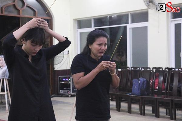 Diễn viên Kiều Trinh, NSƯT Lê Thiện khóc nghẹn khi nhìn mặt người đã khuất-3