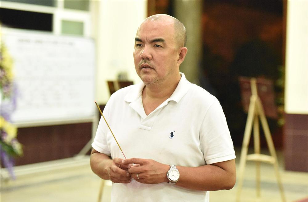 Diễn viên Quốc Thuận tới viếng cố nghệ sĩ Lê Bình lúc nửa đêm: Vì tôi sợ khuya rồi không còn ai ở lại bên chú ấy-3