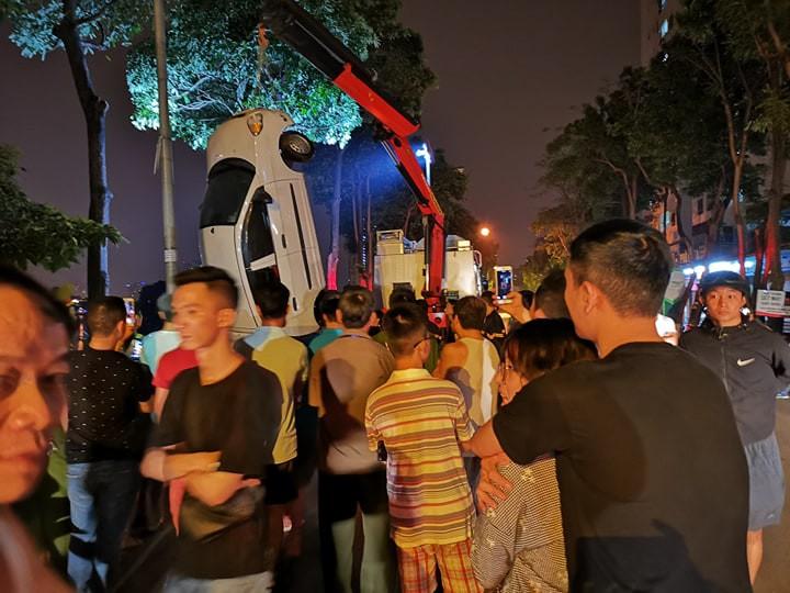 Hà Nội: Tài xế ô tô 4 chỗ mất lái, lao xe xuống hồ Linh Đàm khiến nhiều người thót tim-6