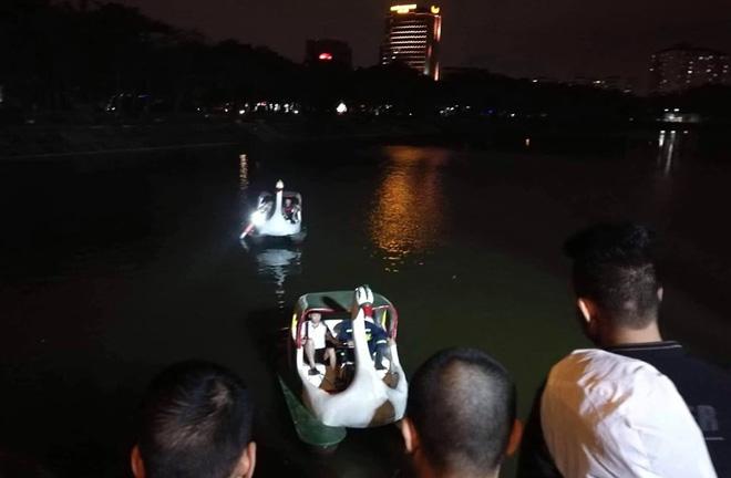 Hà Nội: Tài xế ô tô 4 chỗ mất lái, lao xe xuống hồ Linh Đàm khiến nhiều người thót tim-3