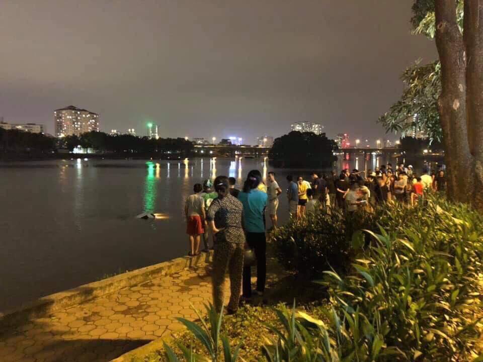 Hà Nội: Tài xế ô tô 4 chỗ mất lái, lao xe xuống hồ Linh Đàm khiến nhiều người thót tim-1
