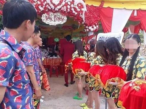 Mặc đồ sặc sỡ, đi dép tổ ong - hình ảnh đội bê tráp trong đám hỏi gây tranh cãi