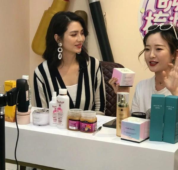 Sau scandal bị bồ nhí cướp mất chồng lẫn tiền, Hồng Hân mang đôi giày rẻ tiền từ sân bay đi sự kiện-3