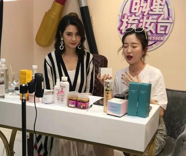 Sau scandal bị bồ nhí cướp mất chồng lẫn tiền, Hồng Hân mang đôi giày rẻ tiền từ sân bay đi sự kiện-4