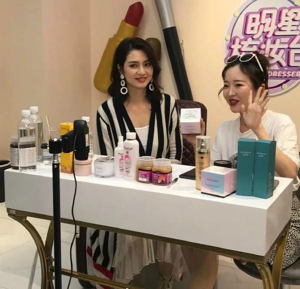 Sau scandal bị bồ nhí cướp mất chồng lẫn tiền, Hồng Hân mang đôi giày rẻ tiền từ sân bay đi sự kiện-5