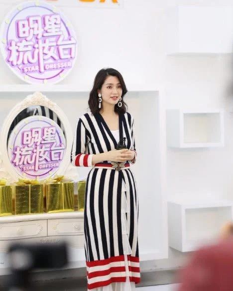 Sau scandal bị bồ nhí cướp mất chồng lẫn tiền, Hồng Hân mang đôi giày rẻ tiền từ sân bay đi sự kiện-6