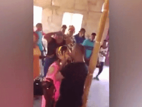 Clip sốc: Mục sư thản nhiên hôn say đắm cô gái trẻ để ‘trừ tà’ khiến người xung quanh... đỏ mặt!-1