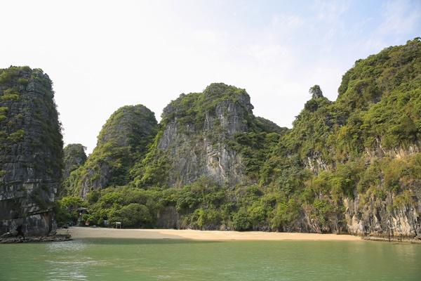 Trầm trồ trước sàn catwalk đẹp độc lạ có 1-0-2 tại vịnh Hạ Long-4