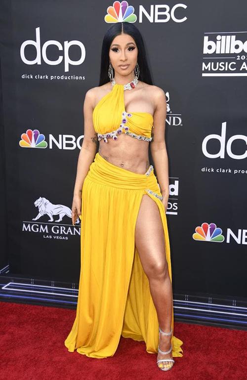 Nữ rapper Cardi B dán sticker làm trang phục mặc như không-4