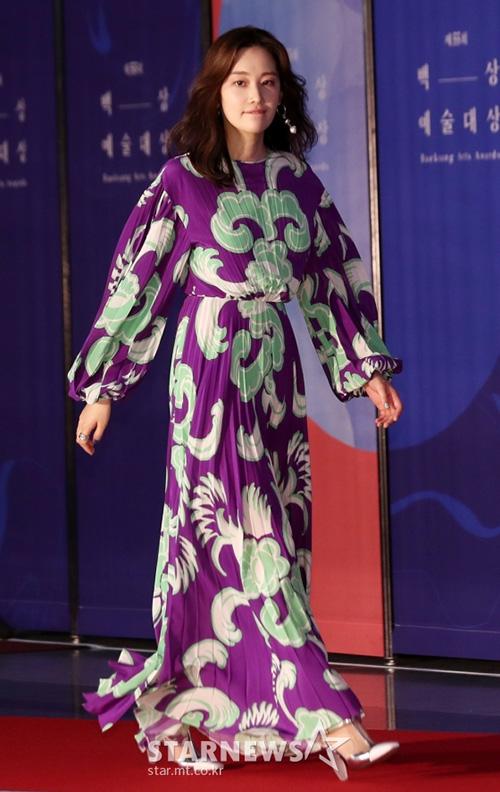 Thảm đỏ Baeksang 2019: Suzy tăng cân vẫn xuất sắc tranh spotlight với nữ thần IU-11