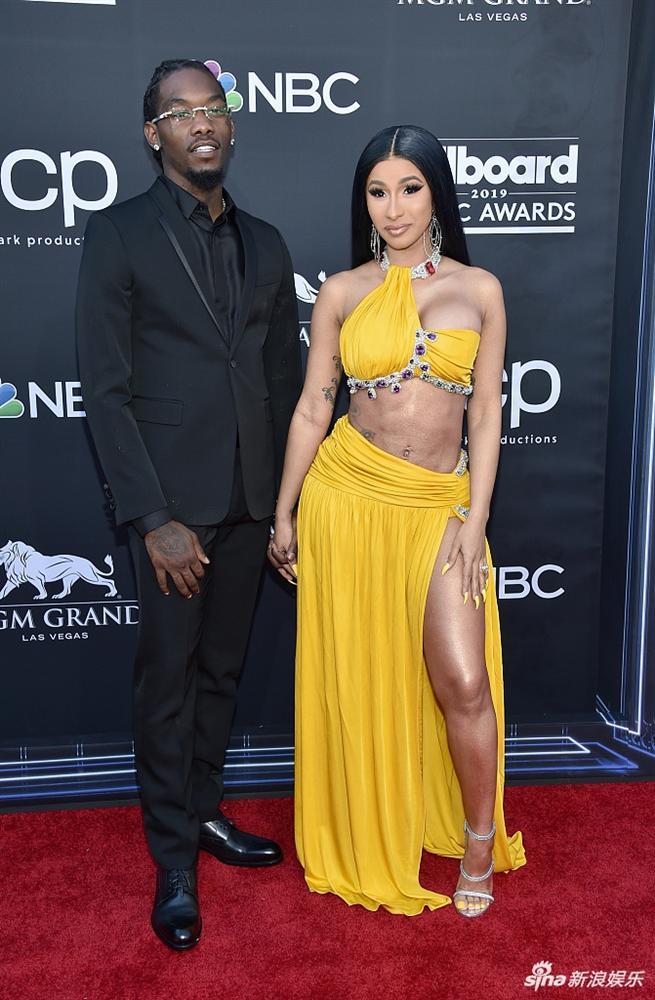 Gắt như Cardi B: Đã không mặc quần lót lại còn pose dáng bá đạo lộ vùng kín trên thảm đỏ Billboard 2019-2