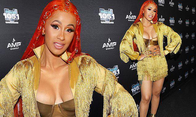 Nữ rapper Cardi B dán sticker làm trang phục mặc như không-7