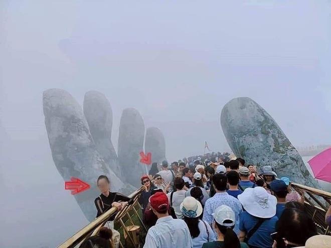 Du khách trèo ra ngoài lan can cầu Vàng để tạo dáng chụp ảnh-1