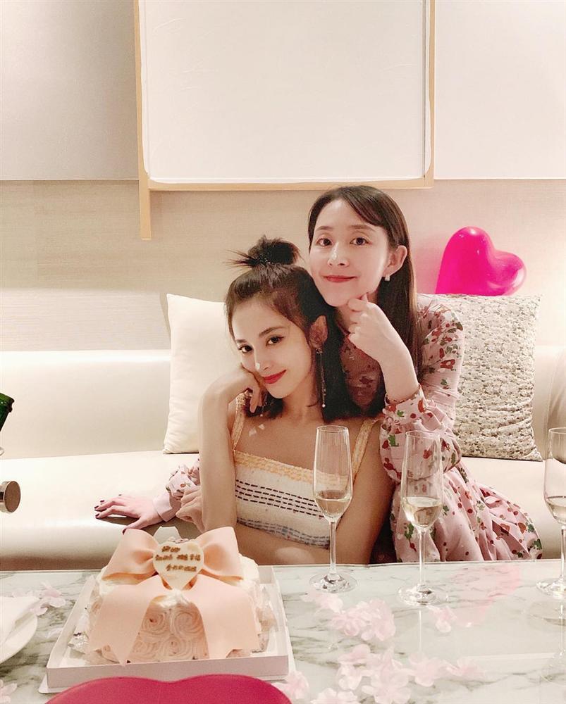 Đón sinh nhật 27 tuổi nhẹ nhàng bên chị gái, Cổ Lực Na Trát khoe nhan sắc xinh đẹp không tì vết-1