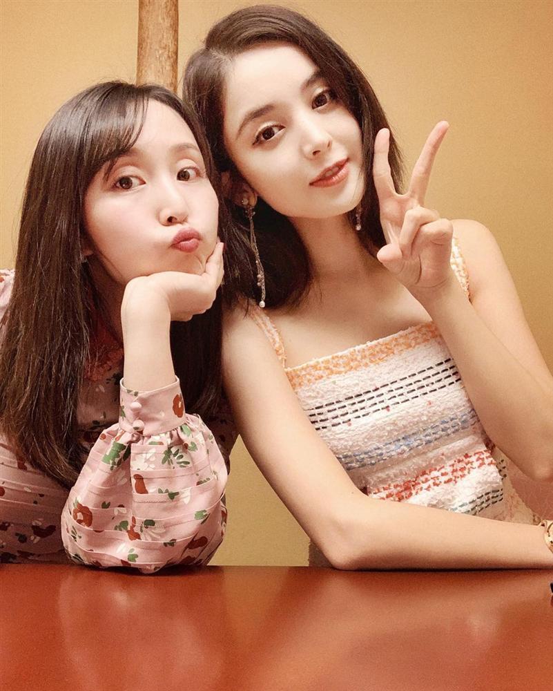 Đón sinh nhật 27 tuổi nhẹ nhàng bên chị gái, Cổ Lực Na Trát khoe nhan sắc xinh đẹp không tì vết-8