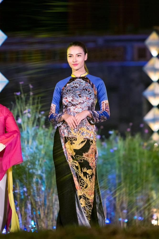 Gái hư Hồng Quế nền nã đến lạ trong tà áo dài lấy cảm hứng từ văn hóa triều Nguyễn-1