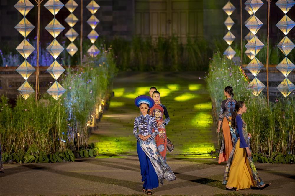 Gái hư Hồng Quế nền nã đến lạ trong tà áo dài lấy cảm hứng từ văn hóa triều Nguyễn-4