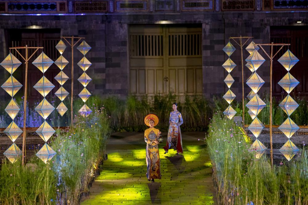 Gái hư Hồng Quế nền nã đến lạ trong tà áo dài lấy cảm hứng từ văn hóa triều Nguyễn-5