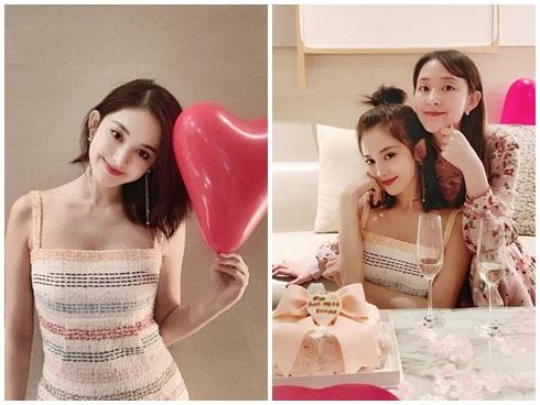 Đón sinh nhật 27 tuổi nhẹ nhàng bên chị gái, Cổ Lực Na Trát khoe nhan sắc xinh đẹp không tì vết