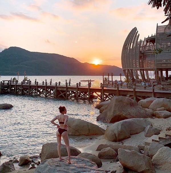 STREET STYLE nghỉ lễ: Angela Phương Trinh, Đặng Thu Thảo kín như bưng giữa dàn mỹ nhân diện bikini bốc lửa-4