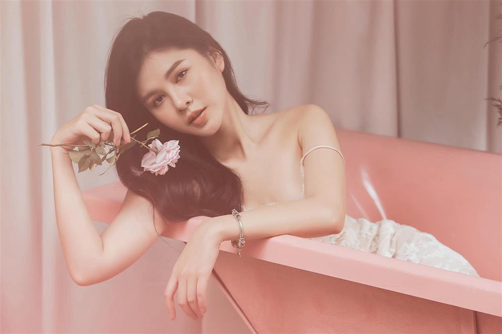 Cận cảnh nhan sắc rực lửa của nữ MC đẹp lấn át Hoàng Thùy Linh trong phim Mê cung-3