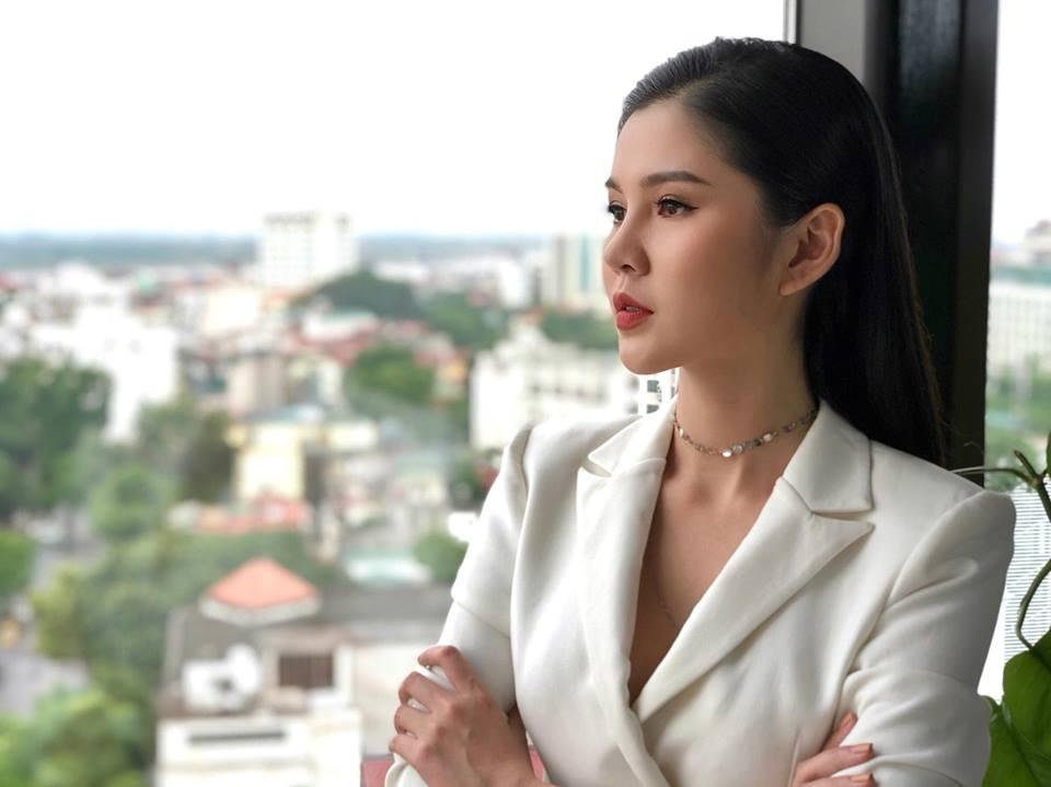 Cận cảnh nhan sắc rực lửa của nữ MC đẹp lấn át Hoàng Thùy Linh trong phim Mê cung-7