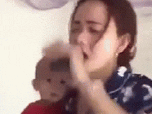 Vừa trông cháu vừa trổ tài ca hát, cô gái chẳng được khen bất ngờ bị ném đá ngược vì đã hát dở còn thích câu like-1