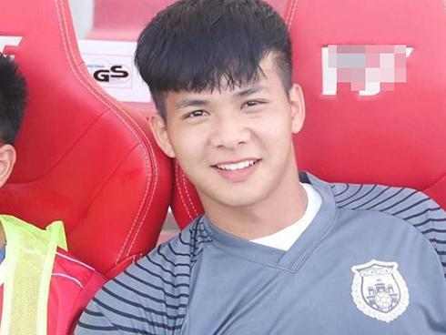 Thêm cầu thủ sinh năm 2000 chứng minh cứ thủ môn là phải đẹp trai