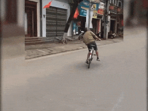 Clip: Người đàn ông say rượu đạp xe trong trạng thái 'biêng biêng', quát tháo ô tô đang đỗ lề đường 'sao không chịu tránh ra?'