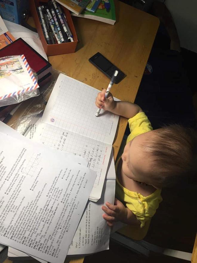 Hải Quế khoe ảnh con gái học bài, dân mạng lại thấy có gì đó sai sai-1