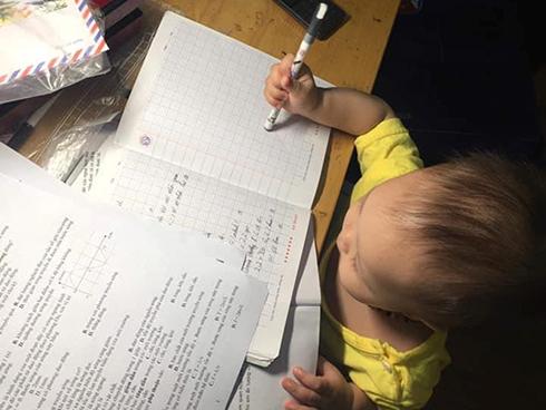 Hải Quế khoe ảnh con gái học bài, dân mạng lại thấy có gì đó 'sai sai'