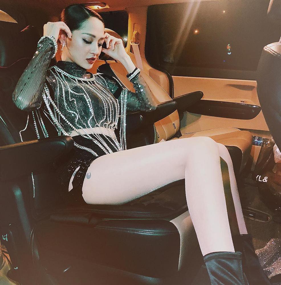 Bảo Anh đã bắt chước gần như y hệt nhưng vẫn không cao tay bằng stylist của Lisa (BlackPink)-1