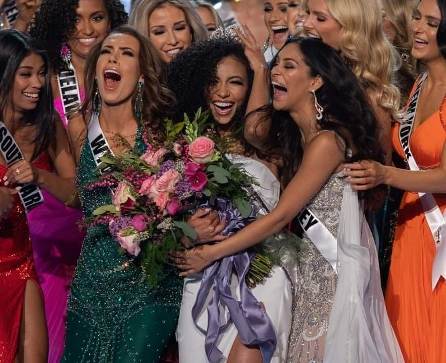 Hoàng Thùy gặp đối thủ cực mạnh tại Miss Universe 2019: Vẻ đẹp diva, cơ bụng 6 múi và khối óc tuyệt vời-5