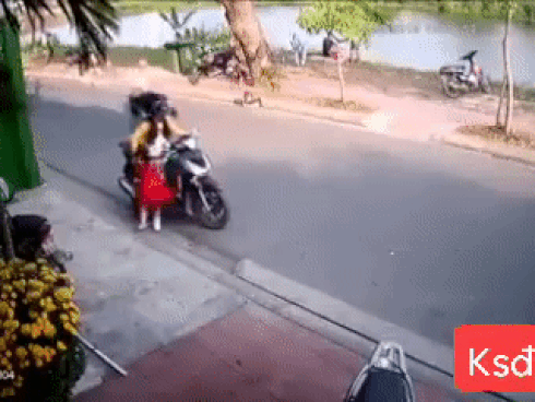 Clip sốc: 1 phút bất cẩn, bác sĩ tuột tay đánh rơi bé gái sinh non khiến bé bị xuất huyết não?-2