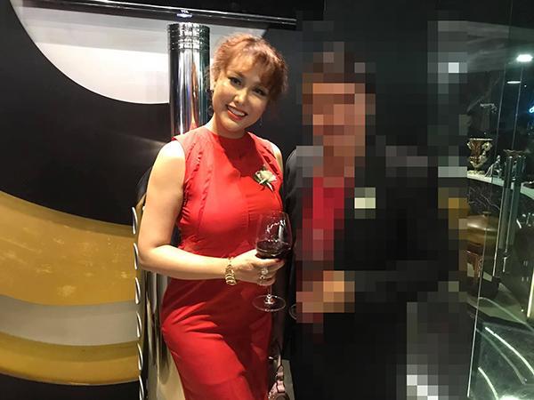 SAO MAKE UP OVER: Hải Triều trang điểm sương sương mà hết hồn - Phạm Hương lại bị app chỉnh ảnh báo hại-4