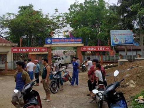 Chủ quán thịt chó nghi ngáo đá, trèo lên tầng 2 ôm con gà nhảy múa-3