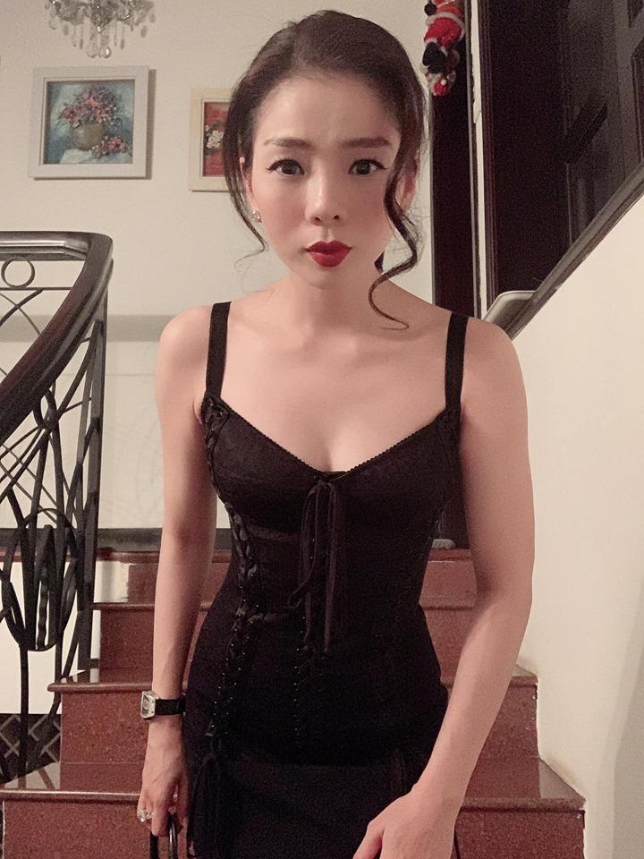 Công khai vòng eo 58cm, Lệ Quyên đang dần tiếm ngôi eo con kiến của chân dài Ngọc Trinh-1