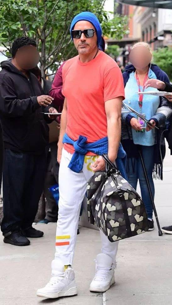 Hoa mắt với thời trang ngoài đời của Iron Man Robert Downey Jr: đố ai tìm được màu nào chú đây chưa thử?-10