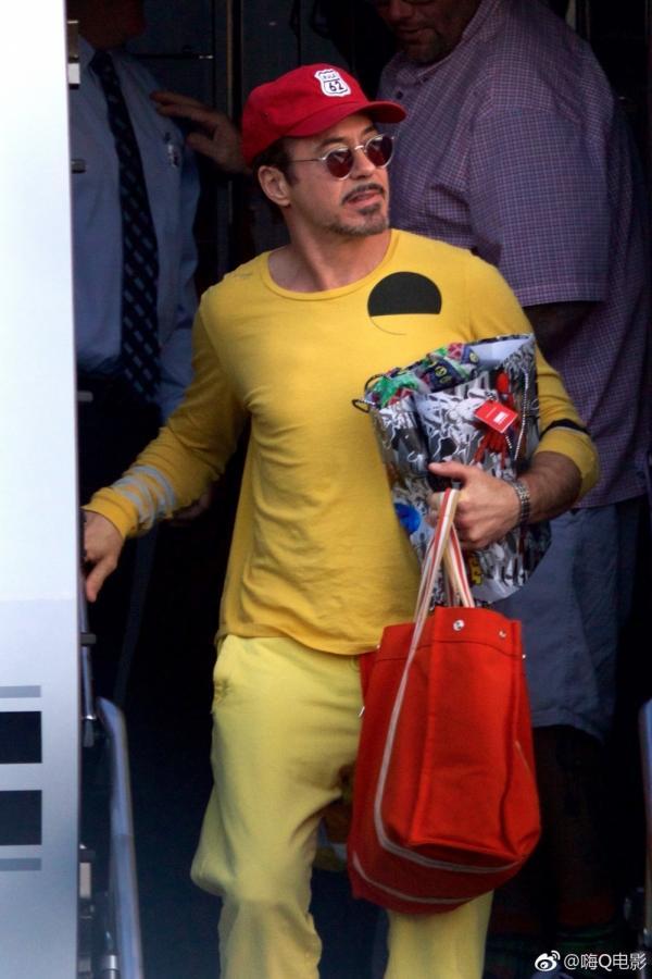 Hoa mắt với thời trang ngoài đời của Iron Man Robert Downey Jr: đố ai tìm được màu nào chú đây chưa thử?-12