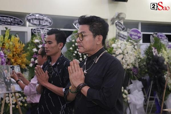 Nam Thư cẩn thận cởi giày thắp nhang vĩnh biệt nghệ sĩ Lê Bình trong đêm viếng cuối-6