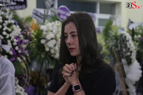 Nam Thư cẩn thận cởi giày thắp nhang vĩnh biệt nghệ sĩ Lê Bình trong đêm viếng cuối-2