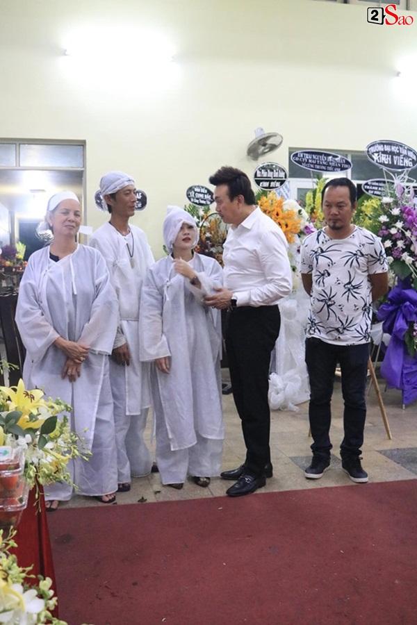 Nam Thư cẩn thận cởi giày thắp nhang vĩnh biệt nghệ sĩ Lê Bình trong đêm viếng cuối-11